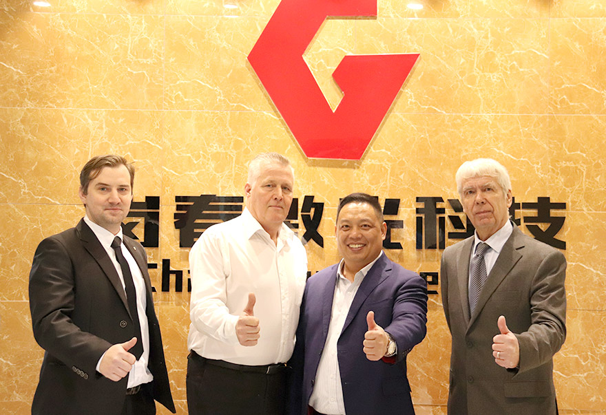 與國外客戶合影 與國外客戶合影